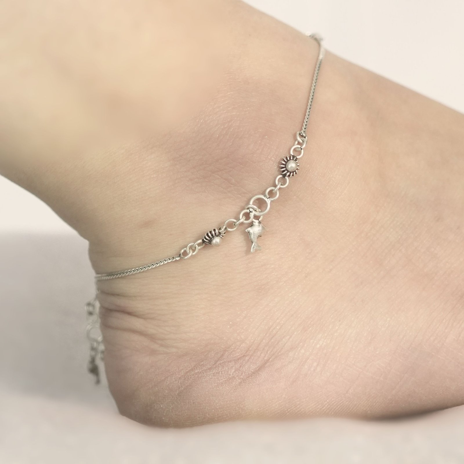 Curved Chain fish charm S-nob